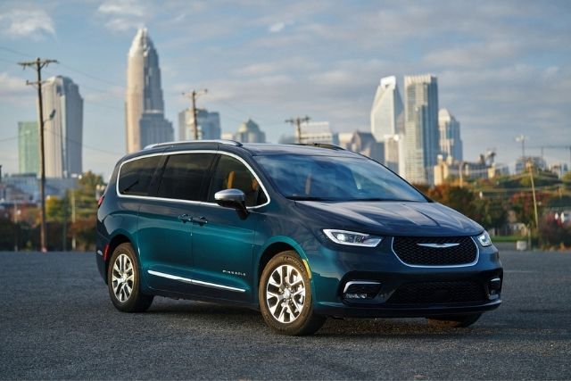 Chrysler Pacifica is Going Electric & Gets Modern Design