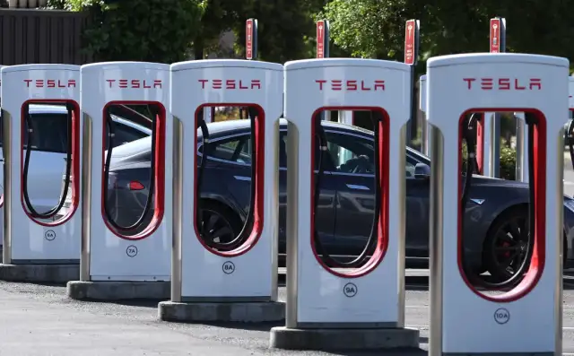 Tesla’s Mobile Chargers Power Up Holiday Travel