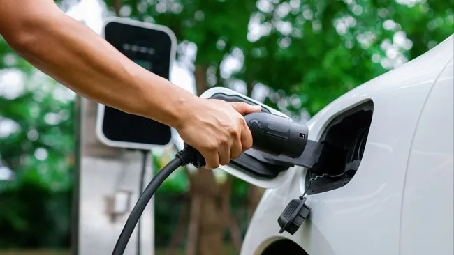 universal-plug-and-charge-for-all-evs-coming-in-2025