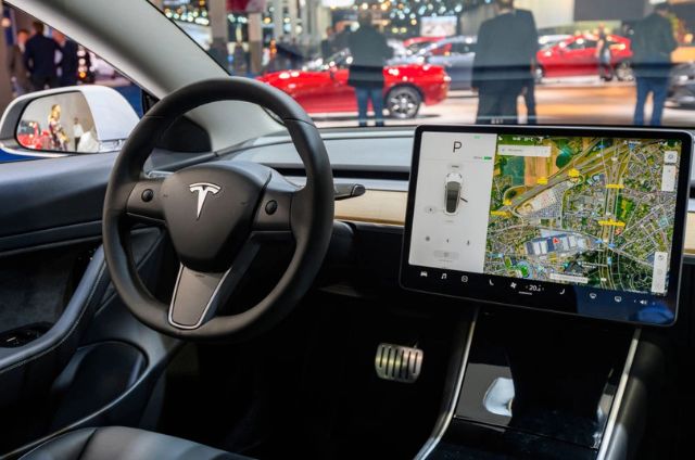 Screenshare Is Coming to Tesla’s Center Display