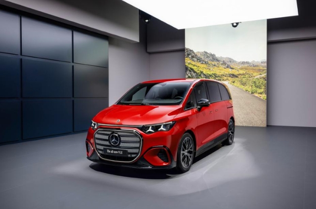 Mercedes VLE Debuts: The Electric Van With a Built-In Cinema